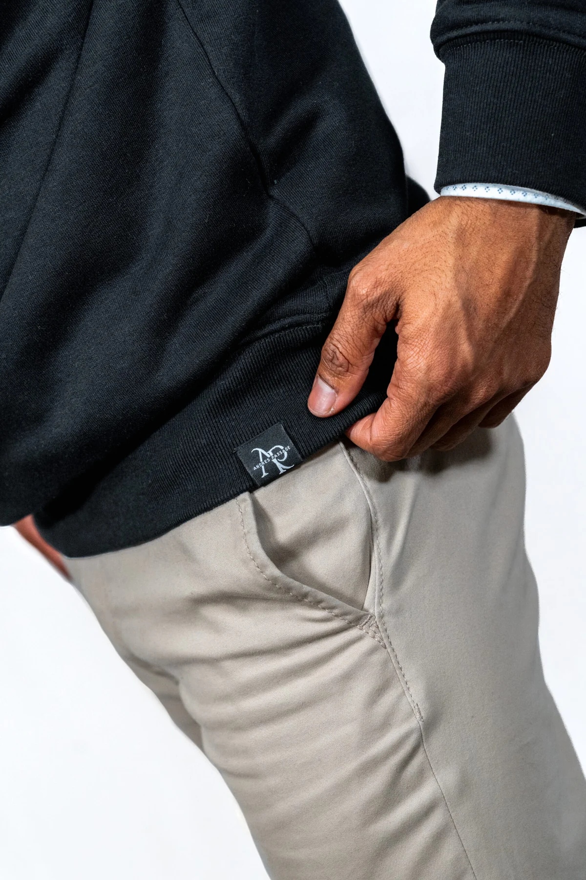Detalle sudadera negra Andres Passage